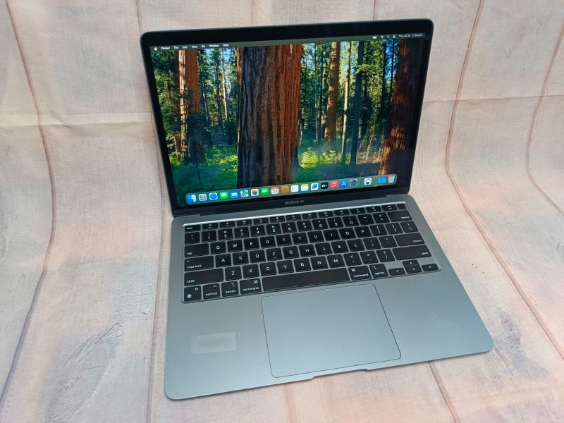 Macbook Air 2020 13″, M1, 8GB, 256 SSD, Sequioa OS – Computers for
