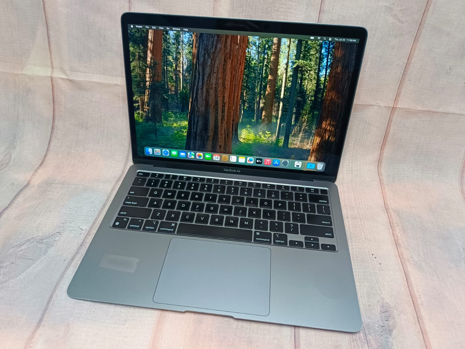 Macbook Air 2020 13″, M1, 8GB, 256 SSD, Sequioa OS – Computers for