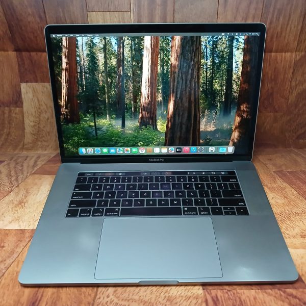 MACBOOK PRO RETINA 2018 15", TOUCHBAR, Intel i7, 16GB, 256 GB SSD, Radeon 555x, Sequoia OS
