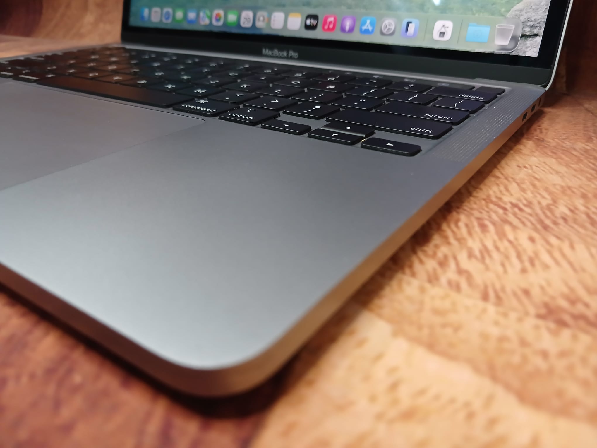 MACBOOK PRO RETINA 2020 13", TOUCHBAR, i5, 16GB, 512 GB SSD, Tahoe OS, Four Thunderbolt 3 ports - Image 8