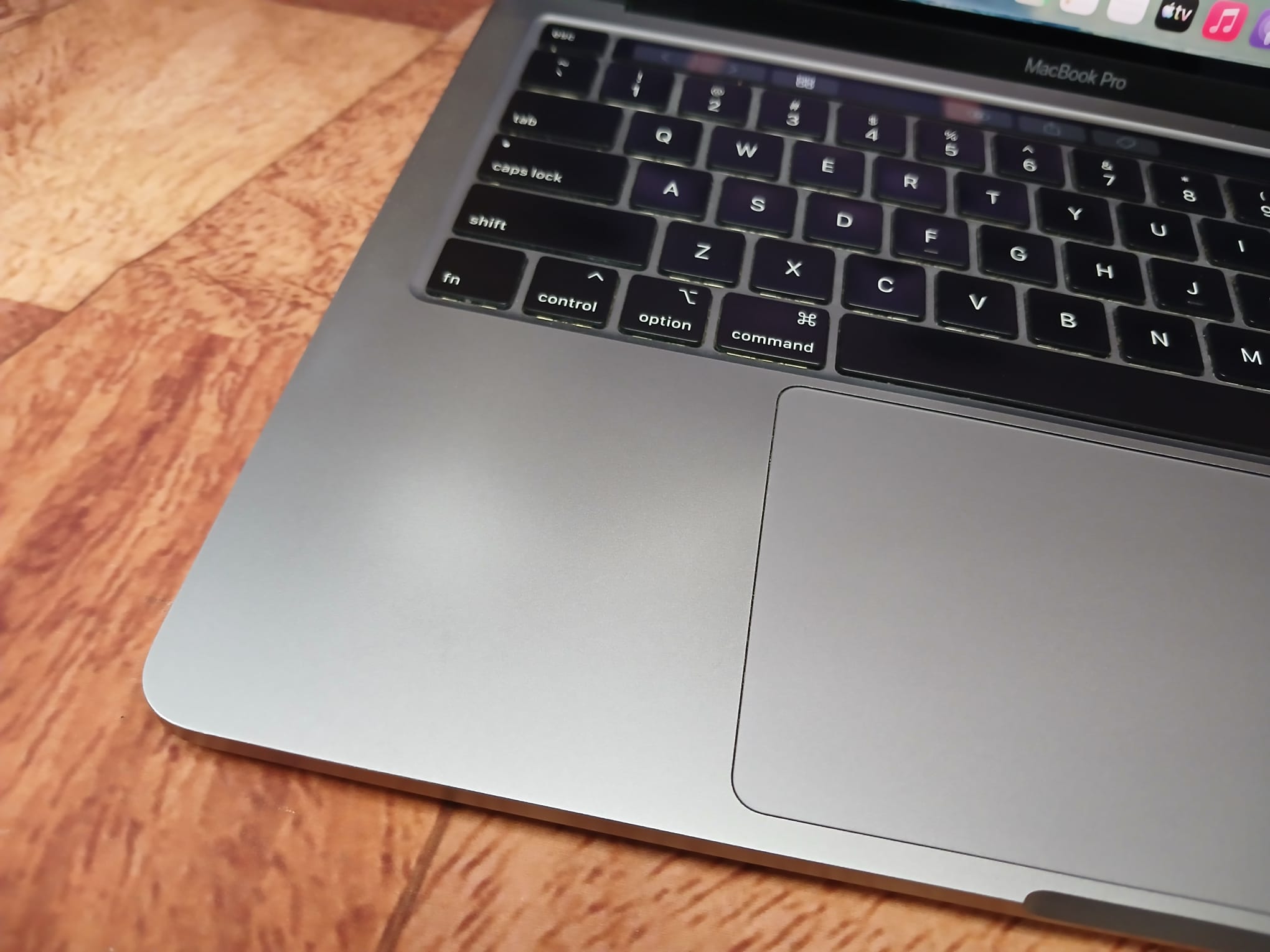 MACBOOK PRO RETINA 2020 13", TOUCHBAR, i5, 16GB, 512 GB SSD, Tahoe OS, Four Thunderbolt 3 ports - Image 9