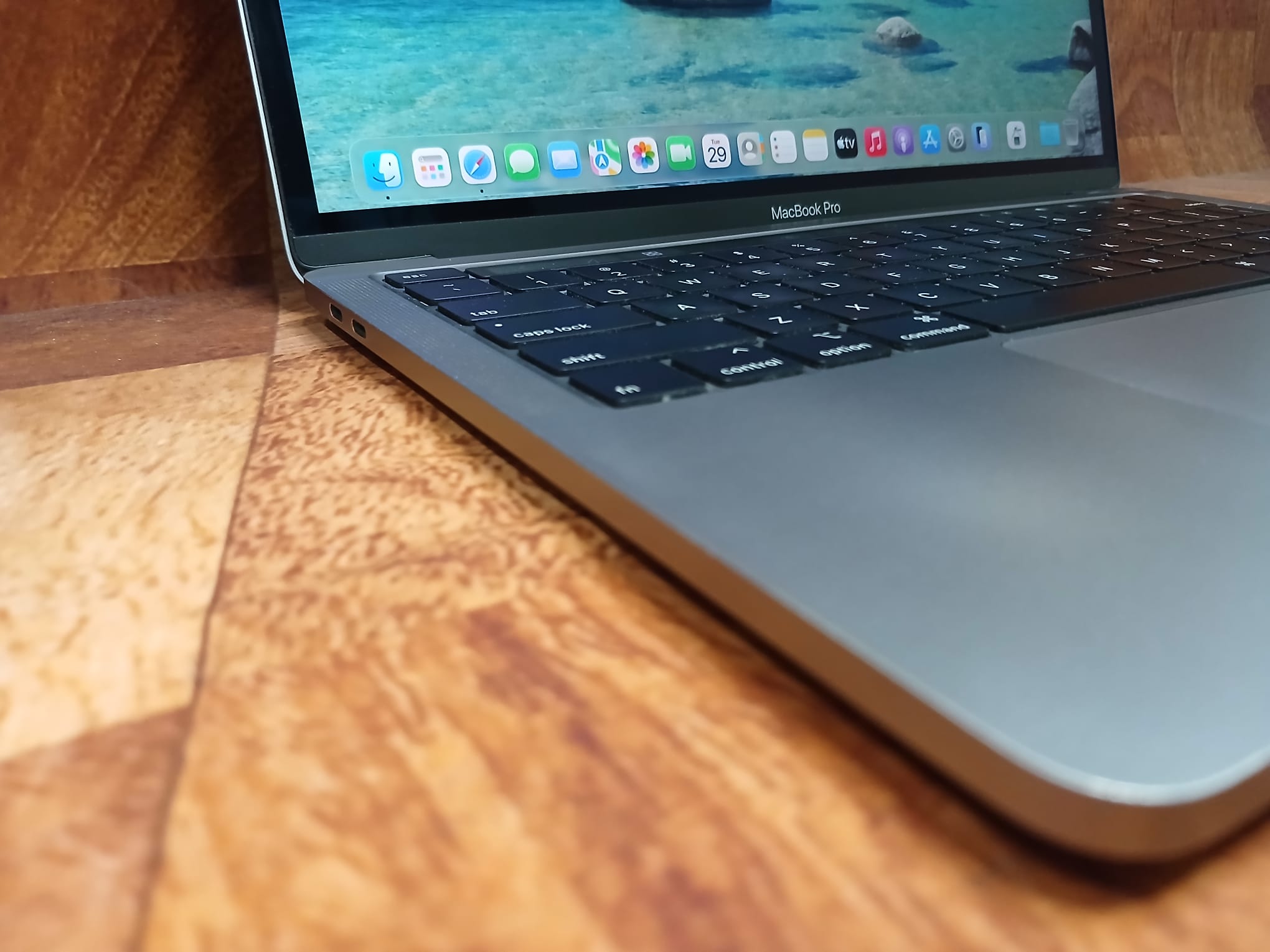 MACBOOK PRO RETINA 2020 13", TOUCHBAR, i5, 16GB, 512 GB SSD, Tahoe OS, Four Thunderbolt 3 ports - Image 10