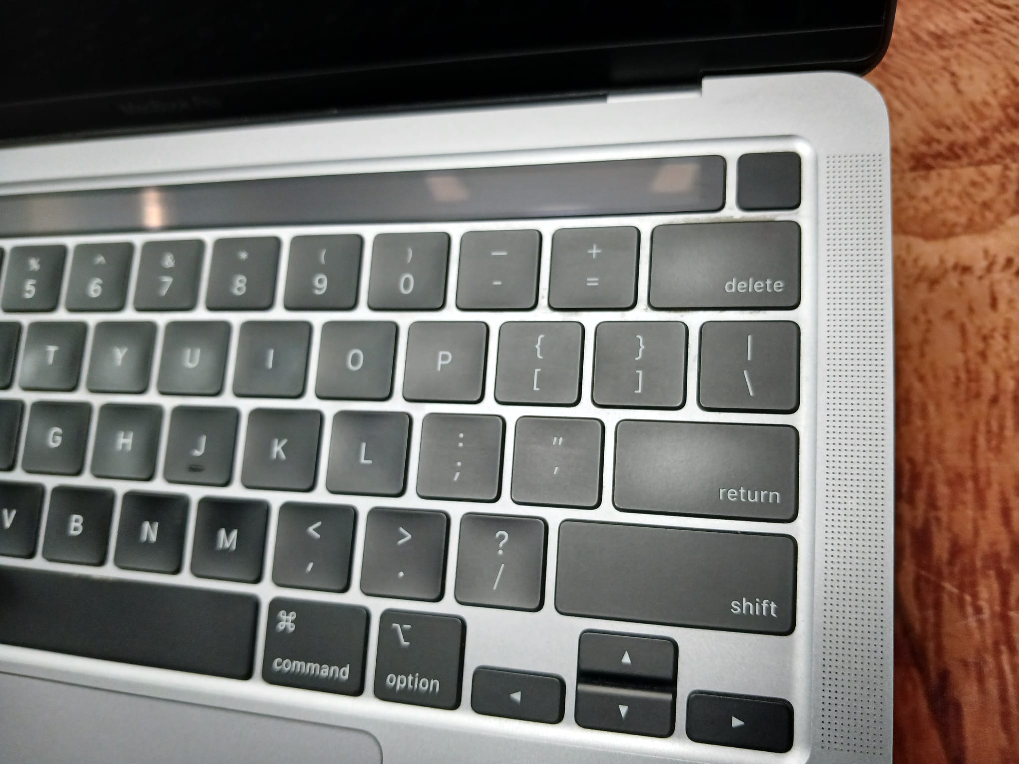 MACBOOK PRO RETINA 2020 13", TOUCHBAR, i5, 16GB, 512 GB SSD, Tahoe OS, Four Thunderbolt 3 ports - Image 12
