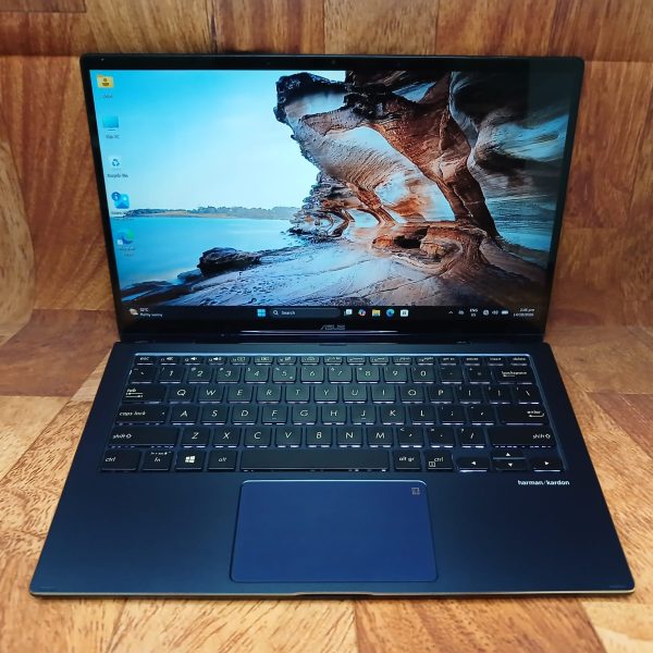 *Only 1 unit* Asus Zenbook 14" TOUCH, Intel i5-8th Gen, 8GB, 256 GB SSD, Win11